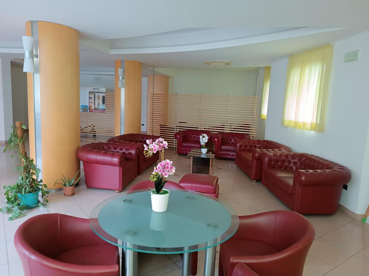 Residence Queen Mary Cattolica Buitenkant foto